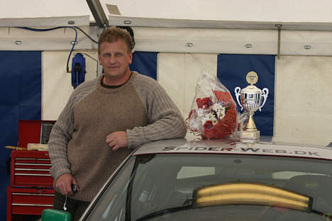 Claus Klostermann med pokal og blomster.